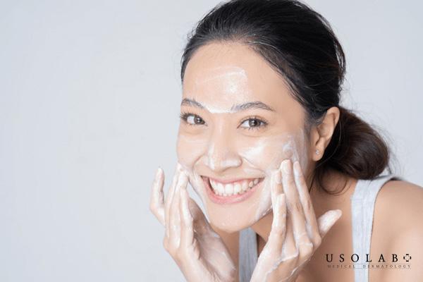 Double Cleansing là phương pháp làm sạch da hai bước giúp loại bỏ hoàn toàn bụi bẩn