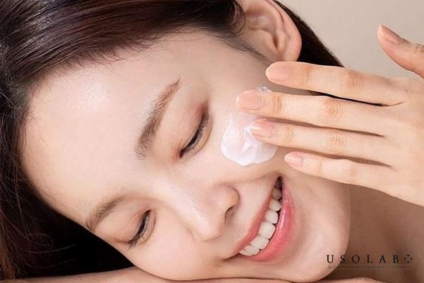 Bôi kem chấm mụn chứa Benzoyl Peroxide hoặc Salicylic Acid