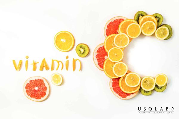 Vitamin C là chất chống oxy hóa mạnh, giúp làm sáng da, giảm thâm