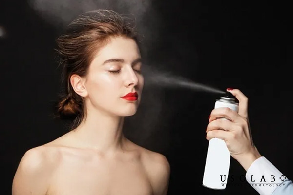 Xịt khóa nền (setting spray) là một sản phẩm trang điểm dạng lỏng
