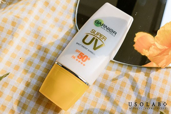 Garnier Light Complete Super UV Spot-Proof Sunscreen