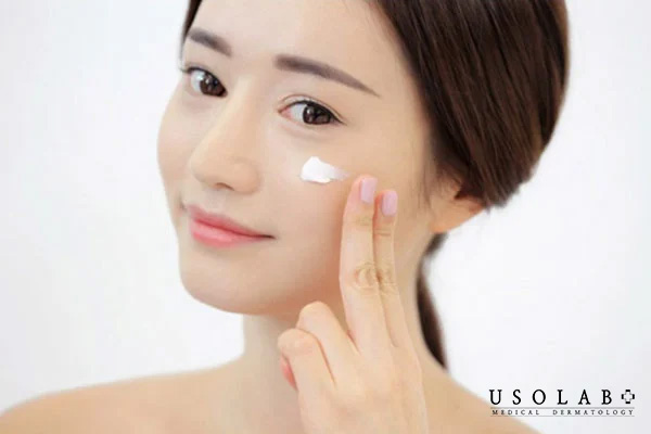 Chuyên gia chăm sóc sắc đẹp đã khuyên nên thoa kem dưỡng ẩm 2 lần/ ngày