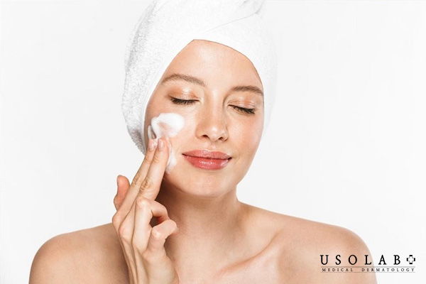Làm sạch da nhẹ nhàng, sử dụng serum phục hồi phù hợp