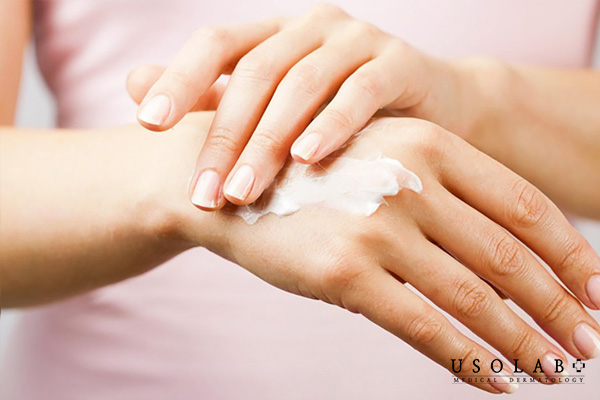 Kem dưỡng da tay chân bị khô không chỉ có tác dụng giữ ẩm mà còn có thể làm mềm da