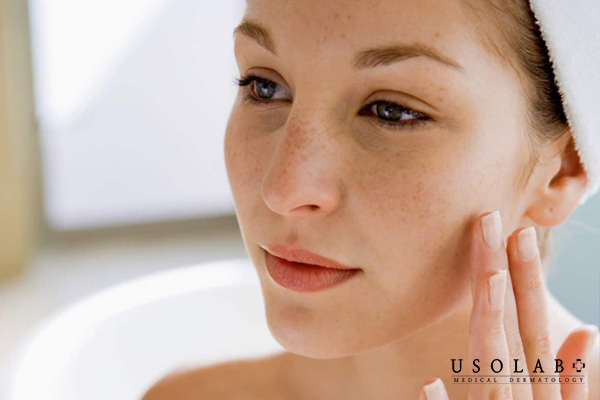 Melanin là sắc tố quyết định màu da, khi sản sinh quá mức sẽ làm da sạm đi và không đều màu