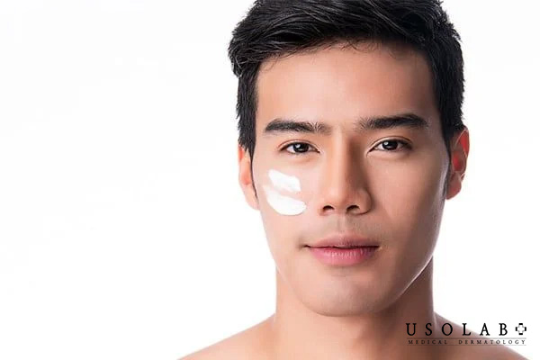 Nên dùng kem dưỡng ẩm cho nam vào sáng hay tối