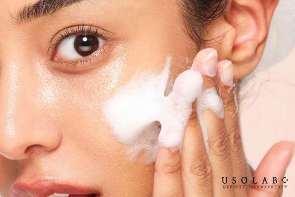 Sữa rửa mặt cho da khô có công thức dịu nhẹ, không chứa cồn, sulfate hay xà phòng mạnh