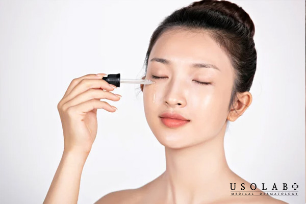 Hãy thoa kem dưỡng sau khi bôi serum 1 - 3 phút