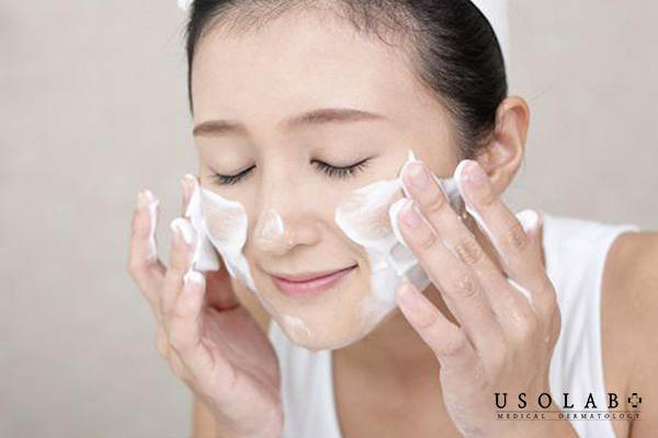 Không chứa chất tẩy rửa mạnh, độ pH cân bằng (5.5 – 6.5)