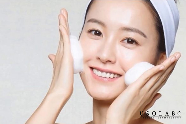 Buổi sáng có nhiều tác nhân gây hại như tia UV, bụi bẩn, ô nhiễm nhiễm và vi khuẩn.