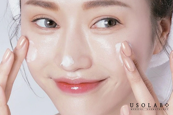 Kết hợp kem chống nắng và skincare cấp ẩm là bước không thể thiếu