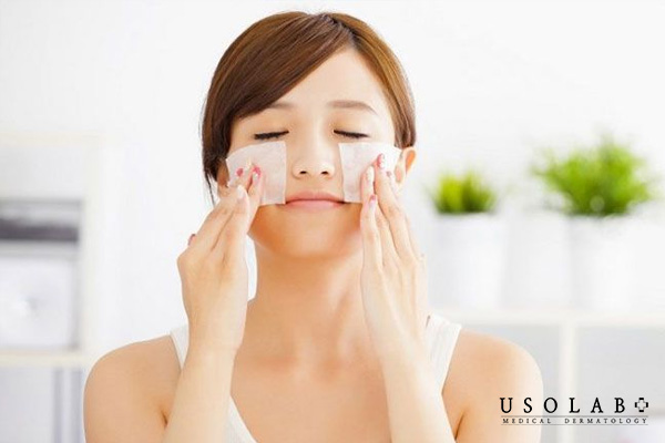 Chọn nước tẩy trang chứa cồn hoặc thành phần làm khô da