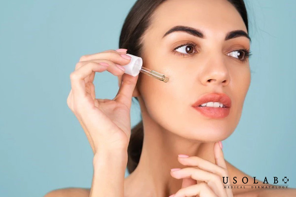 Serum dưỡng ẩm là tinh chất cung cấp độ ẩm và nuôi dưỡng từ bên trong