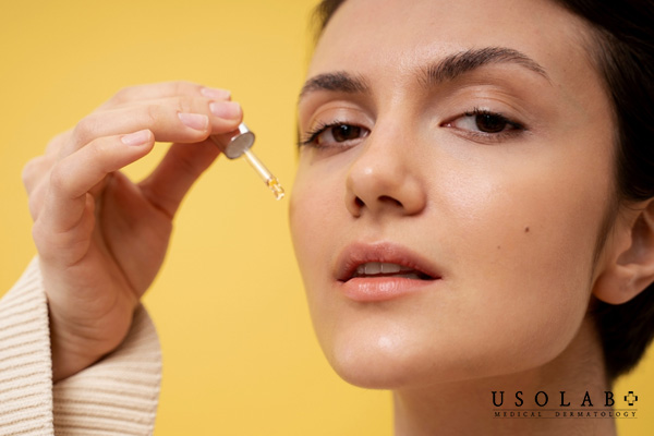 Serum có thành phần dưỡng ẩm như axit hyaluronic, glycerin và dầu tự nhiên
