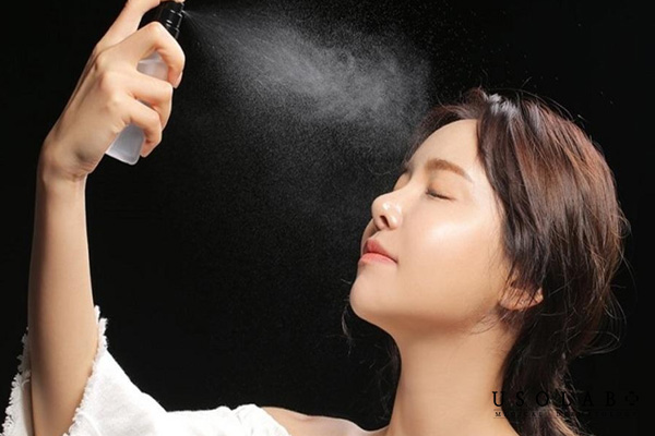 Hướng dẫn dùng xịt khoáng đúng cách cho da mụn