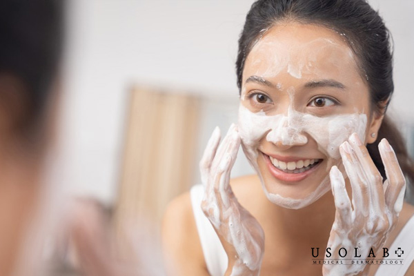 Các sai lầm thường gặp khi dùng sữa rửa mặt trị nhờn