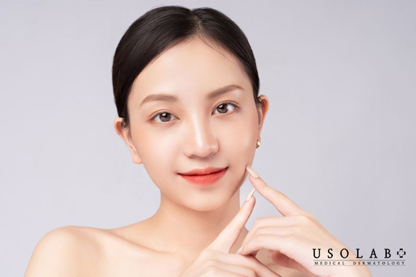 Do yếu tố cơ địa, di truyền, nội tiết tố ổn định, tuyến bã nhờn, chế độ ăn uống