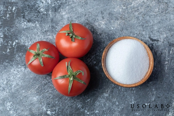 Cà chua chứa nhiều vitamin C, A, E và muối có khả năng kháng khuẩn, loại bỏ tế bào chết