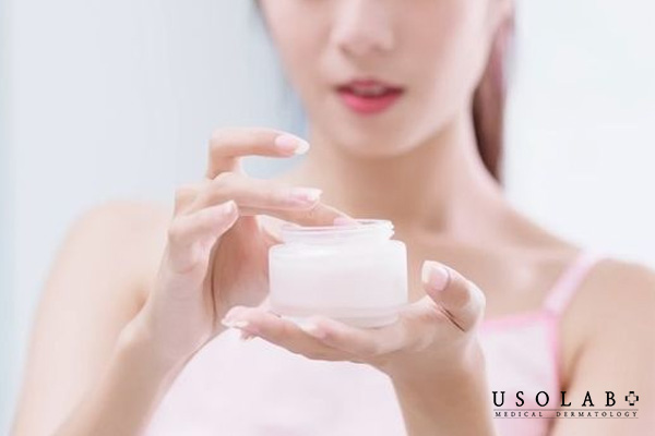 Hướng dẫn dùng kem dưỡng ẩm để da căng bóng chuẩn Hàn