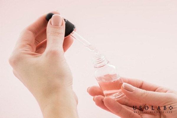 là sản phẩm có kết cấu lỏng, nhẹ, chứa nồng độ cao các hoạt chất dưỡng da
