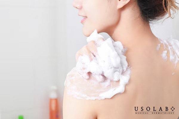 Dùng sữa tắm dịu nhẹ, không chứa chất tẩy rửa mạnh