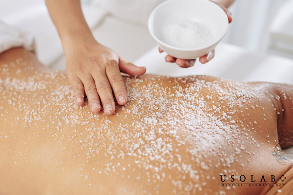 Tẩy tế bào chết là quá trình loại bỏ lớp da già cỗi, xỉn màu trên bề mặt da