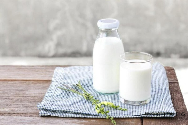 Đường và sữa tươi: làm mềm, sáng da Đường và sữa tươi: làm mềm, sáng da