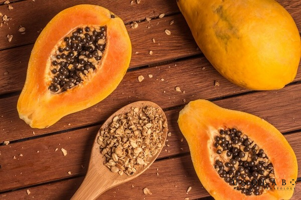 Tẩy da chết vật lý bằng bột yến mạch và dưỡng ẩm với đu đủ chín