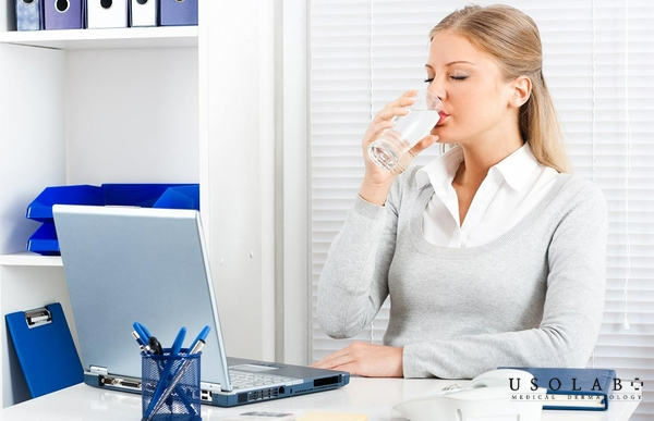 Cách uống nước đúng giúp da hấp thu tối đa dưỡng chất Cách uống nước đúng giúp da hấp thu tối đa dưỡng chất