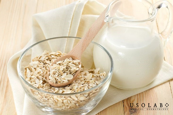 Oatmeal và sữa tươi tẩy nhẹ tế bào chết, giúp da đều màu