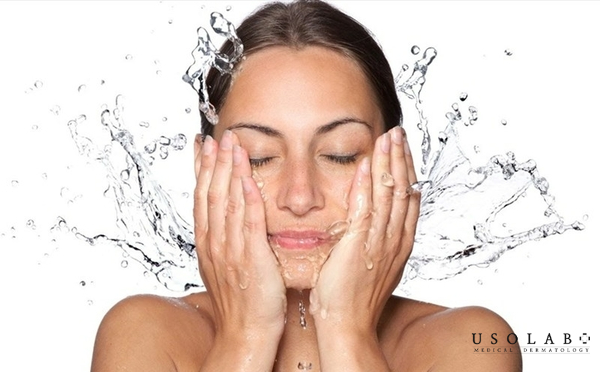 Hãy bôi kem dưỡng ngay sau khi làm sạch và thoa toner vào buổi sáng và buổi tối Hãy bôi kem dưỡng ngay sau khi làm sạch và thoa toner vào buổi sáng và buổi tối