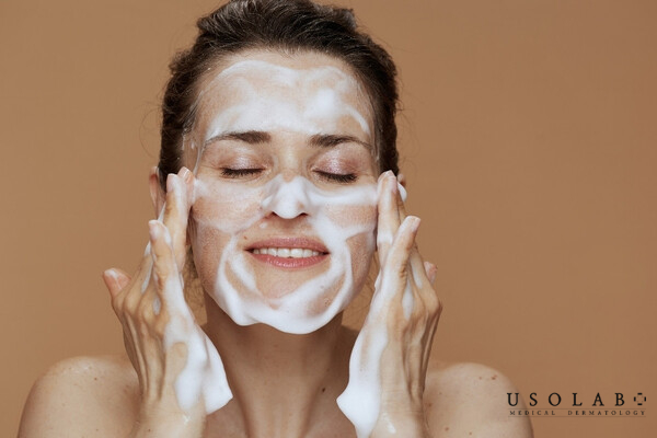 Da mụn nên rửa mặt bằng nước ấm hay lạnh