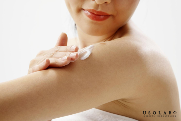 Với da khô body, cấp ẩm chỉ là bước khởi đầu, giữ ẩm mới là yếu tố quyết định Với da khô body, cấp ẩm chỉ là bước khởi đầu, giữ ẩm mới là yếu tố quyết định