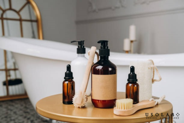 Tắm nước quá nóng trong thời gian dài, dùng quá nhiều sữa tắm hoặc chà xát mạnh Tắm nước quá nóng trong thời gian dài, dùng quá nhiều sữa tắm hoặc chà xát mạnh