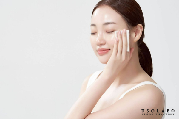 Thuốc trị mụn dạng chấm hoặc bôi mỏng nên được sử dụng trước serum