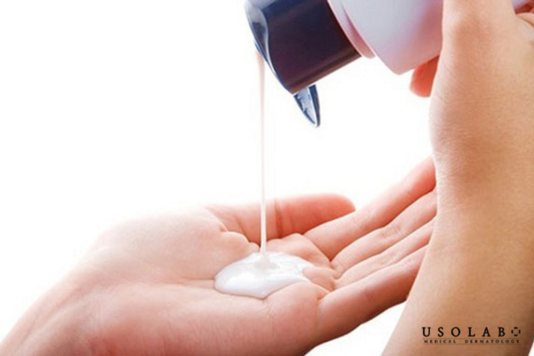 Kem dưỡng ẩm tốt nhất hiện nay cần cân nhắc kết cấu nhẹ, thẩm thấu nhanh, không bết dính.