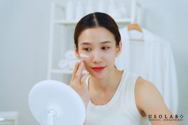 Làm sạch và cân bằng da kỹ lưỡng, dùng lượng vừa đủ, thoa đều Làm sạch và cân bằng da kỹ lưỡng, dùng lượng vừa đủ, thoa đều