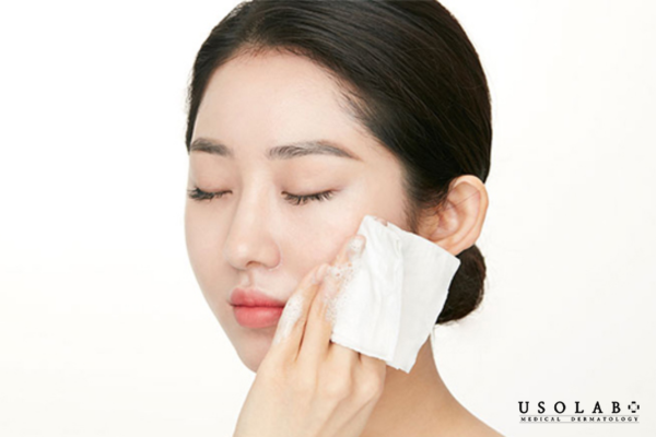Theo khuyến nghị da liễu, lựa chọn an toàn và tối ưu nhất là khăn mặt mềm
