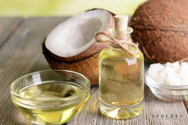 Dùng dầu dừa để dưỡng ẩm da