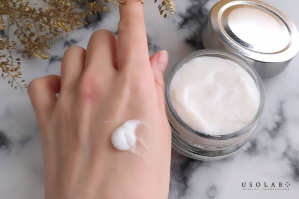 Là các sản phẩm dưỡng da được bào chế nhằm cải thiện tông da và làm sáng da Là các sản phẩm dưỡng da được bào chế nhằm cải thiện tông da và làm sáng da