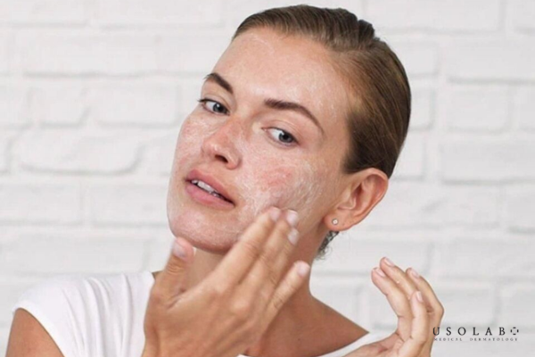 Sử dụng mặt nạ đất sét hút dầu mạnh Sử dụng mặt nạ đất sét hút dầu mạnh