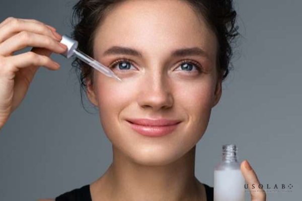 Bắt đầu với tần suất thấp – 1 lần/tuần, dùng retinol trên nền da đã khô hoàn toàn