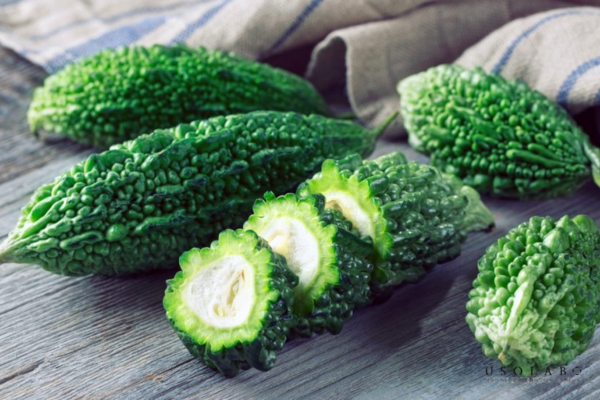 Dưới góc nhìn da liễu, khổ qua có tiềm năng hỗ trợ cải thiện mụn và làm sáng da