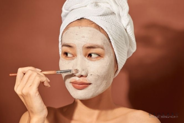 Đắp mặt nạ đất sét điểm giúp làm xẹp mụn hiệu quả