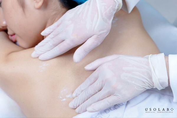 kem make up body cho khách sau tắm trắng tại spa