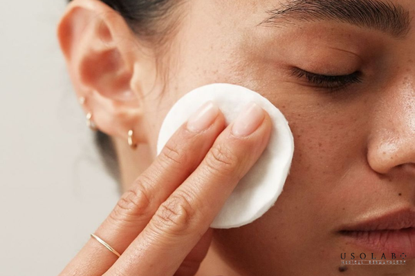 nên dùng dầu tẩy trang hay nước tẩy trang