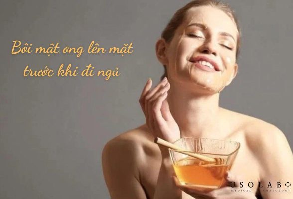 bôi mật ong lên mặt trước khi đi ngủ