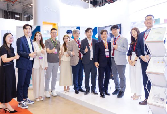 Chủ tịch Hiệp hội Demire 2023 Rah Gong Chan và các chủ tọa đến thăm gian hàng của Hana Korea Group.